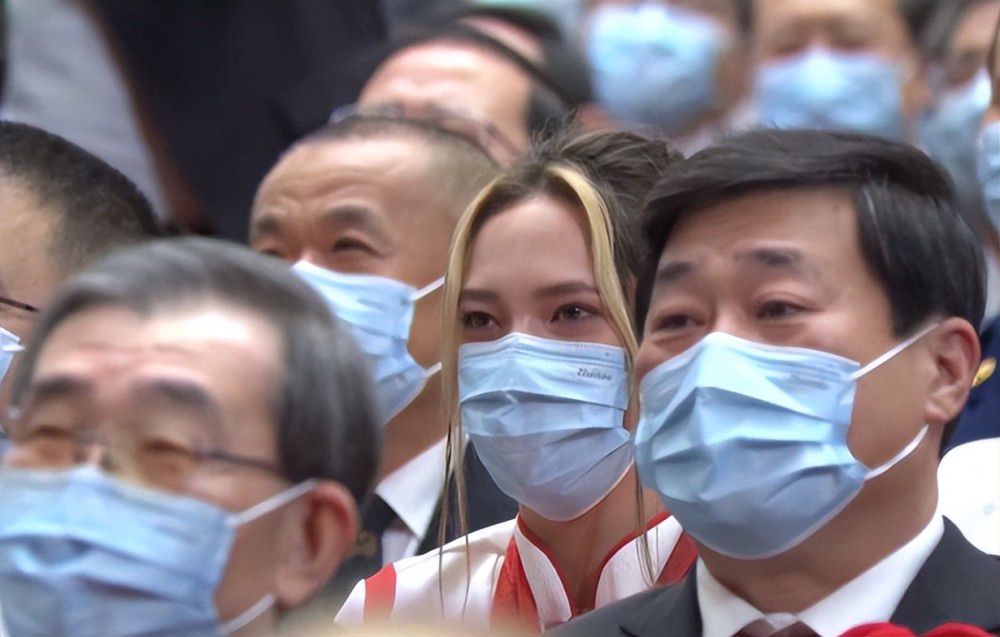《悬崖之上》让人想到编剧全勇先之前大获好评的电视剧《悬崖》《悬崖之上》让人想到编剧全勇先之前大获好评的电视剧《悬崖》，在电影的故事里，几位主角的名字没有发生变化，张涵予、秦海璐等人将在中国东北收集情报，揭露日军的反人类罪行